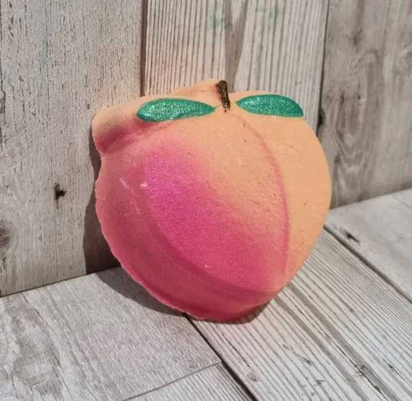 The Soap Sisters - Peachy feeling bath bomb