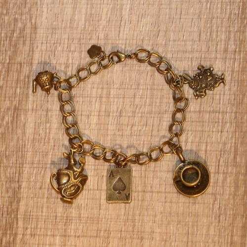 Bracelet et ses breloques Alice au pays des merveilles